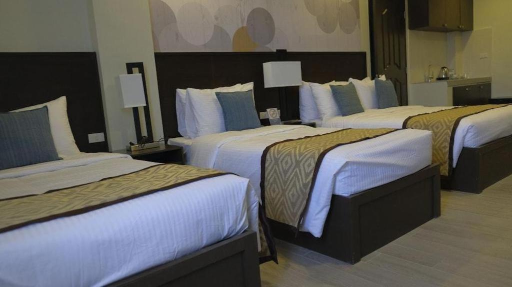 Whitewoods Convention And Leisure Hotel Silang Екстериор снимка